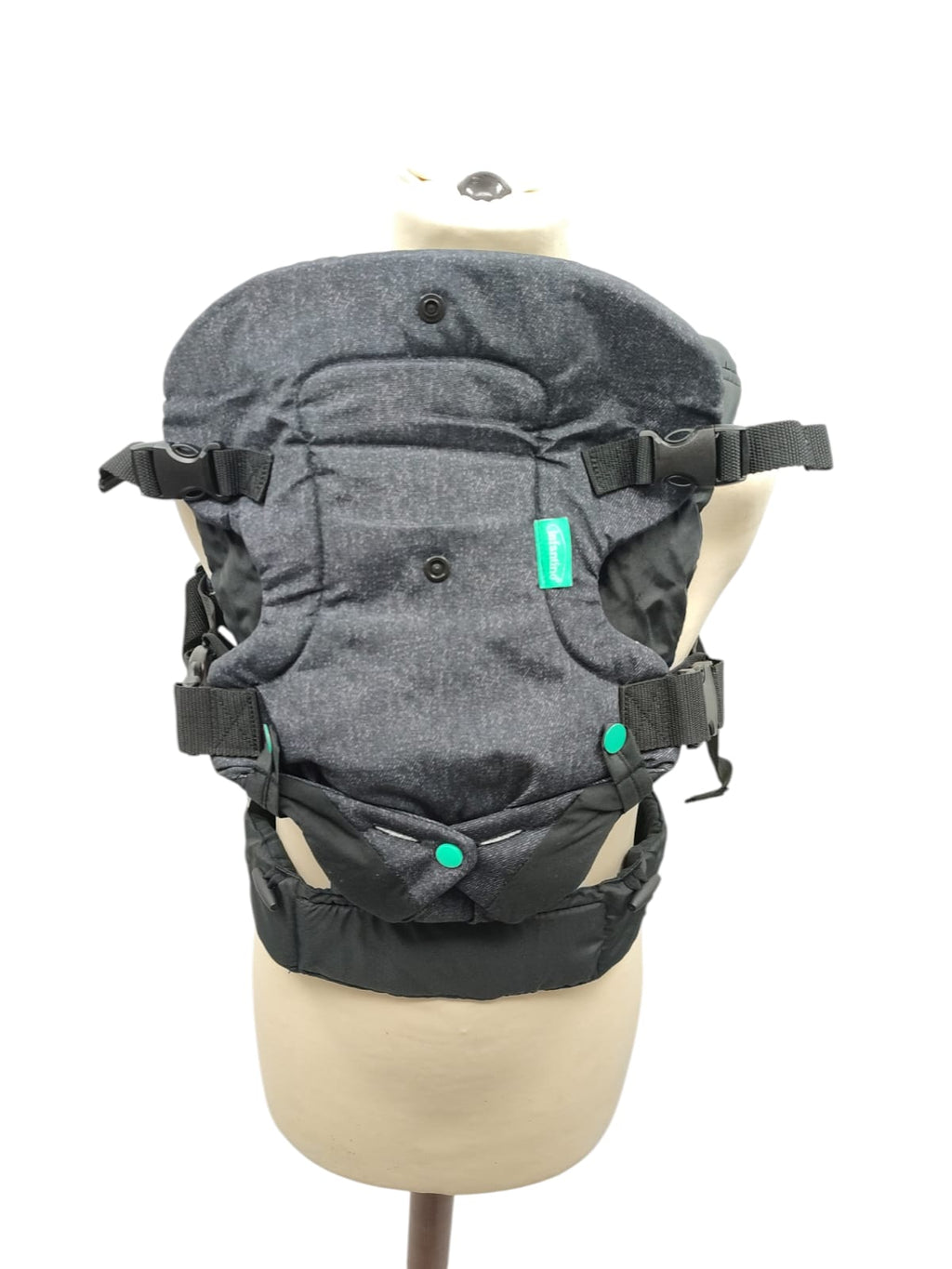 Infantino Flip 4-in-1 Babytrage waschbares Lätzchen schwarz denim 3,6–14,5kg
