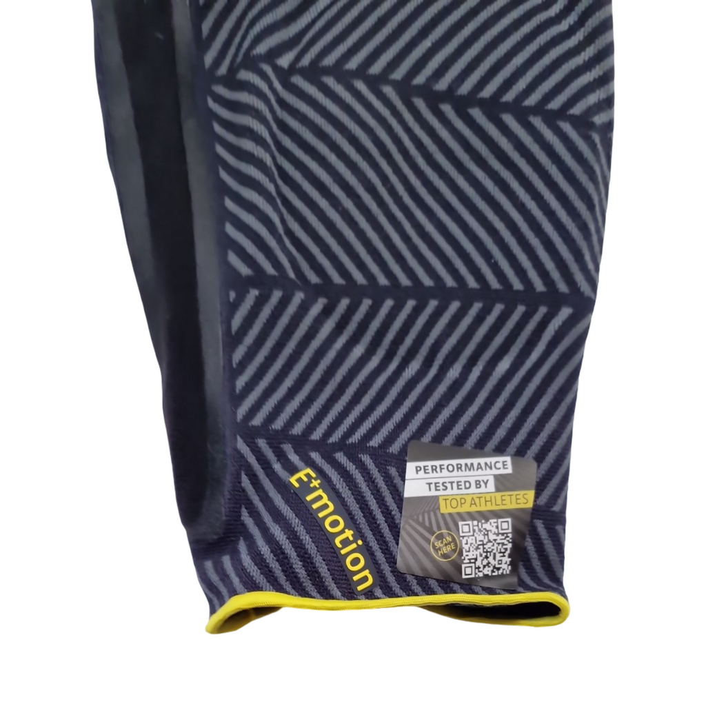 Genumedi E+motion 3.0 Kniebandage sportlich mit 3D Silikon-Quarz-Pelotte Perfect-Fit Haftband Größe III